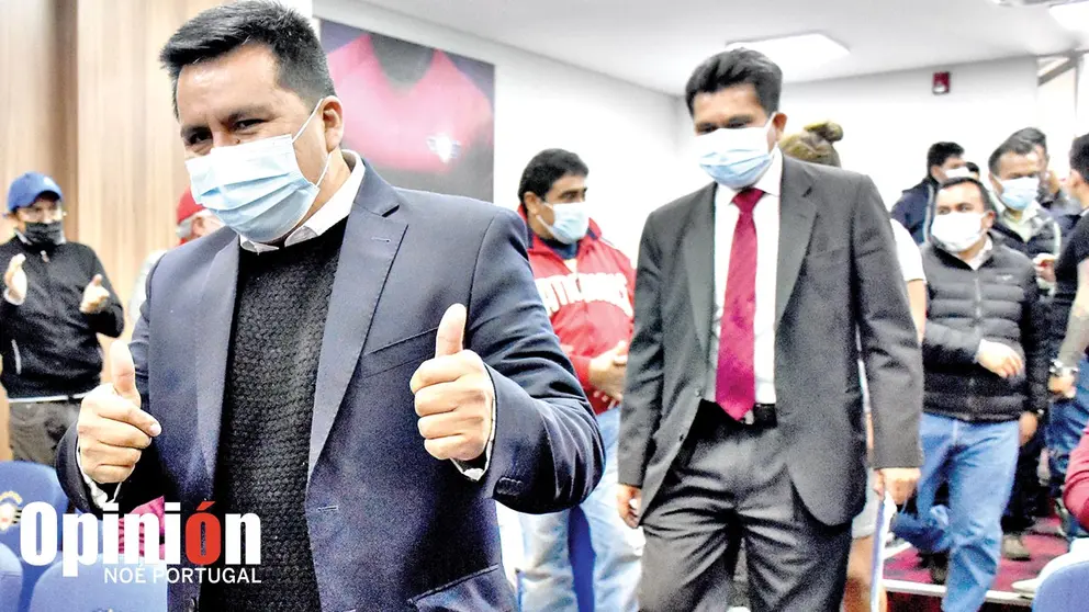 Gary Soria (d) es aclamado por los hinchas de Wilstermann en la sede del club. NOÉ PORTUGAL