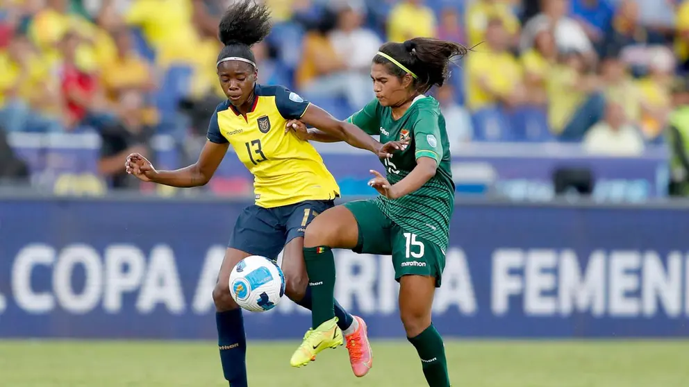 Jhylian Mamani (d) de Bolivia disputa un balón con Nayely Bolaños de Ecuador hoy, en un partido del grupo A de la Copa América Femenina en el estadio Pascual Guerrero en Cali (Colombia). EFE