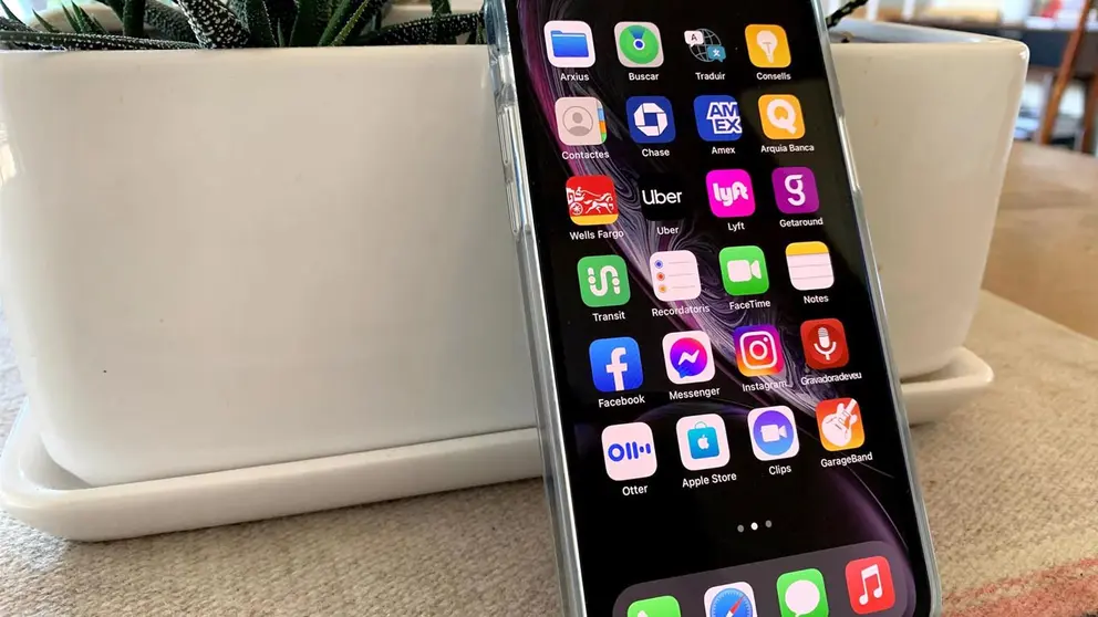 Foto de archivo del modelo estándar del iPhone 12. EFE