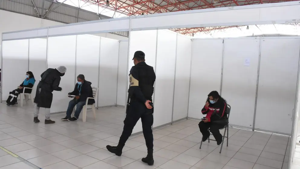 La atenci&oacute;n para la toma de muestras ant&iacute;geno nasal y PCR en el campo ferial de Alalay, este 12 de julio. DICO SOL&Iacute;S