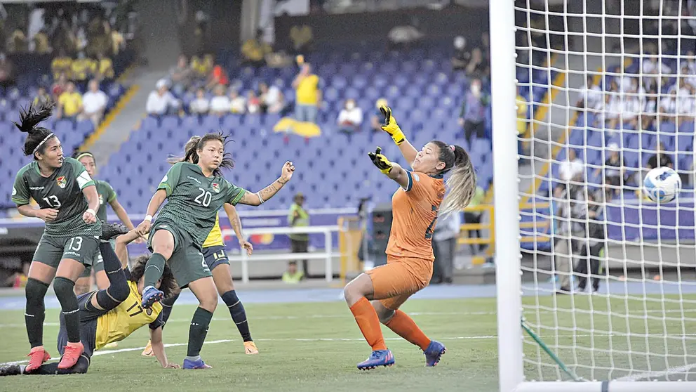 Una acción del partido de Bolivia ante Ecuador, en la Copa América de Colombia. APG