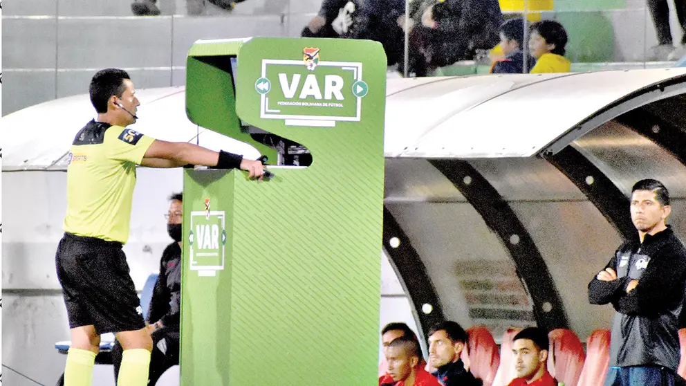 El &aacute;rbitro Hostin Prado observa las im&aacute;genes de la pantalla VAR, en un cotejo oficial.     DICO SOL&Iacute;S