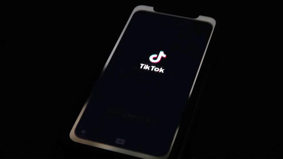 Fotografía de archivo del logo de la red social TikTok . EFE