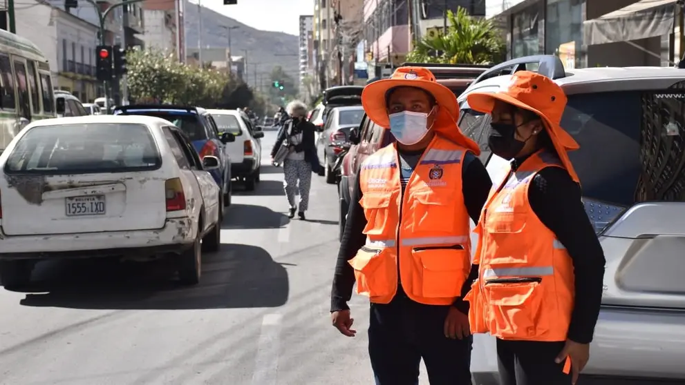 Personal del SEM identificado con uniforme naranja, en calles c&eacute;ntricas. NO&Eacute; PORTUGAL