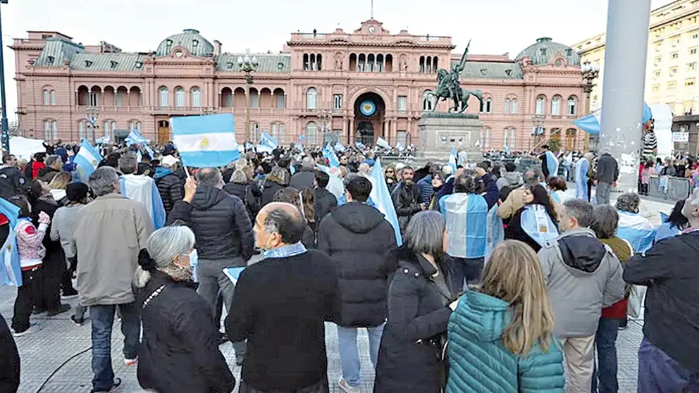 Protestas llegan hasta las rejas de la Casa Rosada.      LA NACIÓN