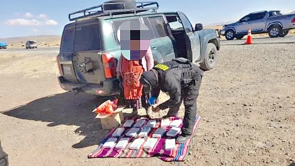 Policía encuentra droga oculta en un aguayo. JAIME MAMANI