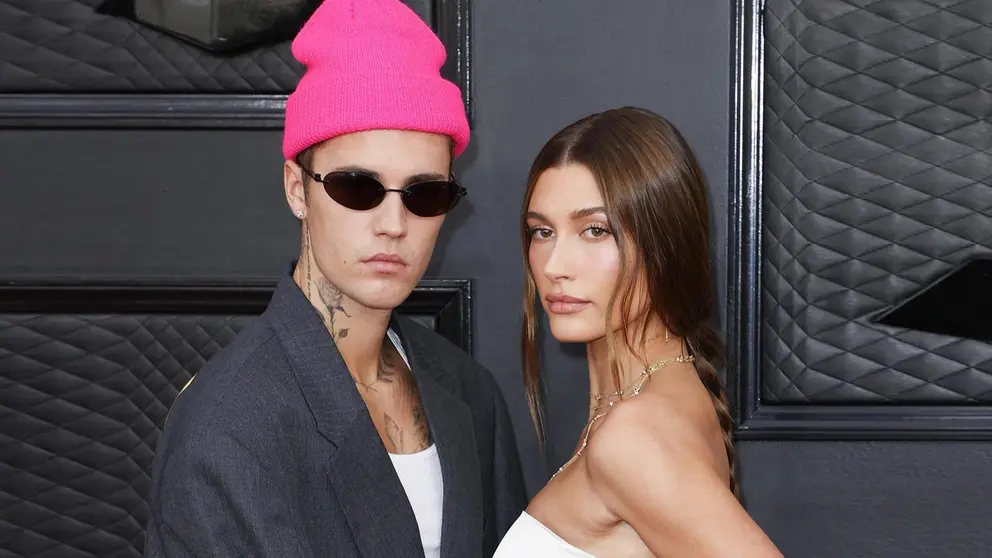 El cantante canadiense Justin Bieber (i) y la modelo estadounidense Hailey Bieber (d), en una fotografía de archivo. EFE