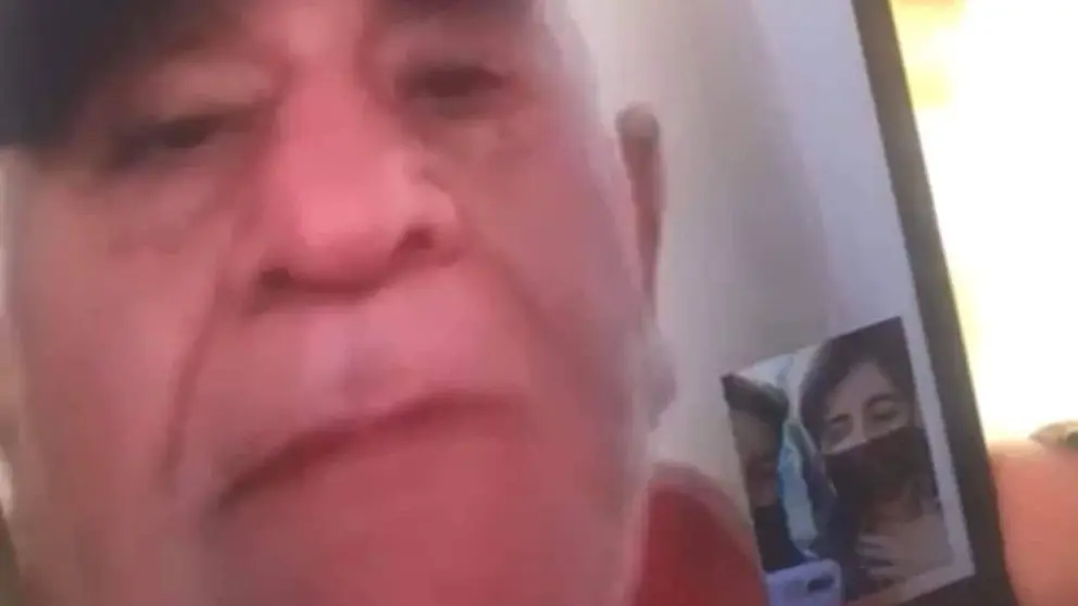 &Eacute;dgar Barriga, en el momento en que sostiene una videollamada con su hija Paola. GENTILEZA PAOLA BARRIGA
