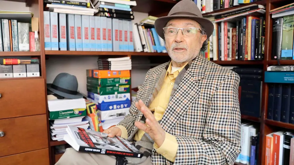El escritor e investigador Rafael Ball&eacute;n, autor de "La fuga de Pablo Escobar", habla durante entrevista con Efe en Bogot&aacute;. EFE