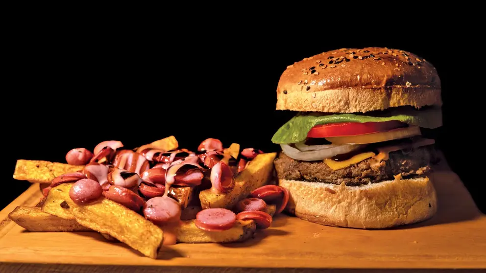 El producto estrella de Vikings Burger Cochabamba es la Salchi burguer, que nació a petición de una de sus clientes y combina la tradicional hamburguesa con la salchipapa.&nbsp;CORTESÍA