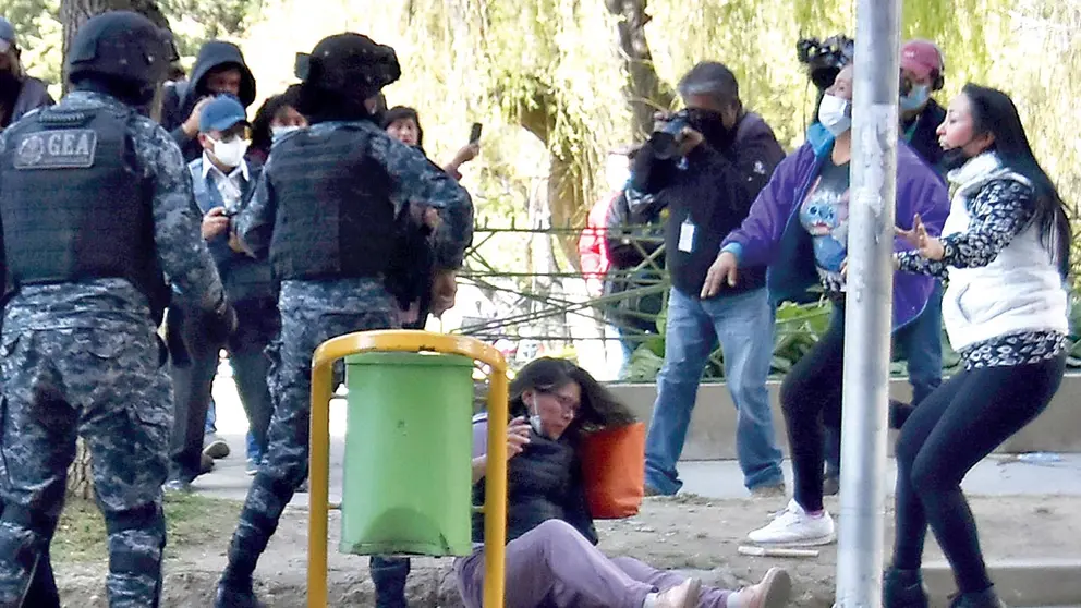 La agresión a un mujer que está en el suelo por parte de uno de los &ldquo;autoconvocados&rdquo;. APG
