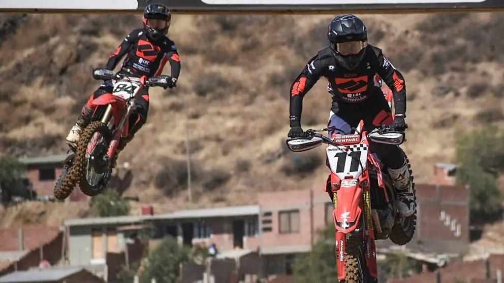 Los Hermanos Daniel (84) y W&aacute;lter Nosiglia (11), en el aire durante la carrera. DICO SOL&Iacute;S