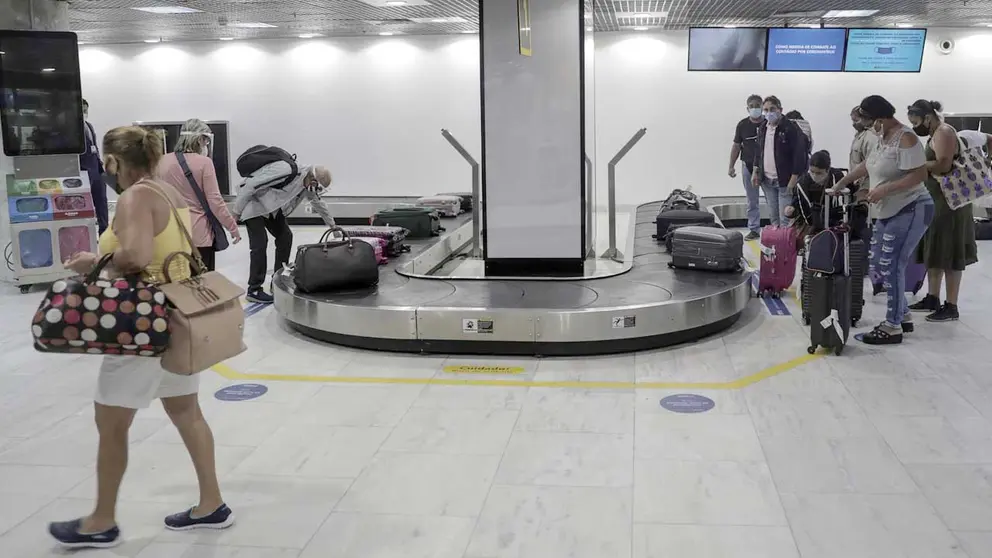 Viajeros recogen su equipaje en el aeropuerto Santos Dumont, en Río de Janeiro (Brasil), en una fotografía de archivo. EFE