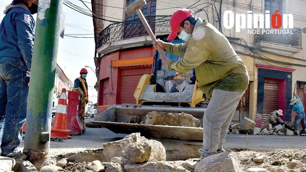 Obreros trabajan en el arreglo de aceras en la calle Colombia.    NO&Eacute; PORTUGAL