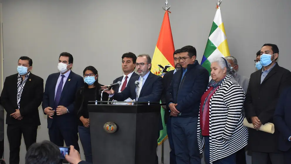 Alcaldes y autoridades nacionales. APG