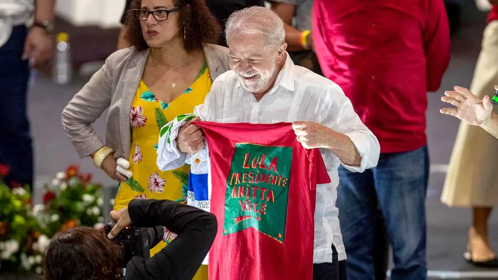 El candidato presidencial Luiz Inácio Lula da Silva participa en un acto de campaña en el centro de convenciones de Recife (Brasil). En una imagen de archivo. EFE