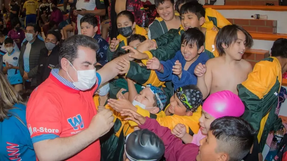 El alcalde Manfred Reyes Villa, con algunos ni&ntilde;os durante la reapertura de la piscina Julio Le&oacute;n Prado. PRENSA DEPORTIVA GAMC