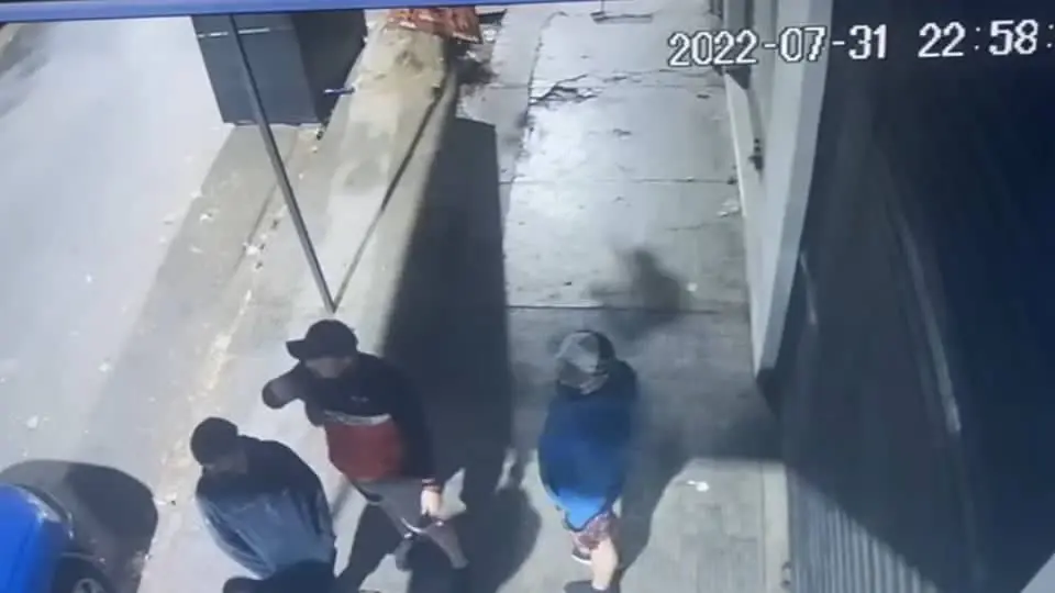Los ladrones, antes de ingresar a la joyer&iacute;a, en Cochabamba. ARCHIVO