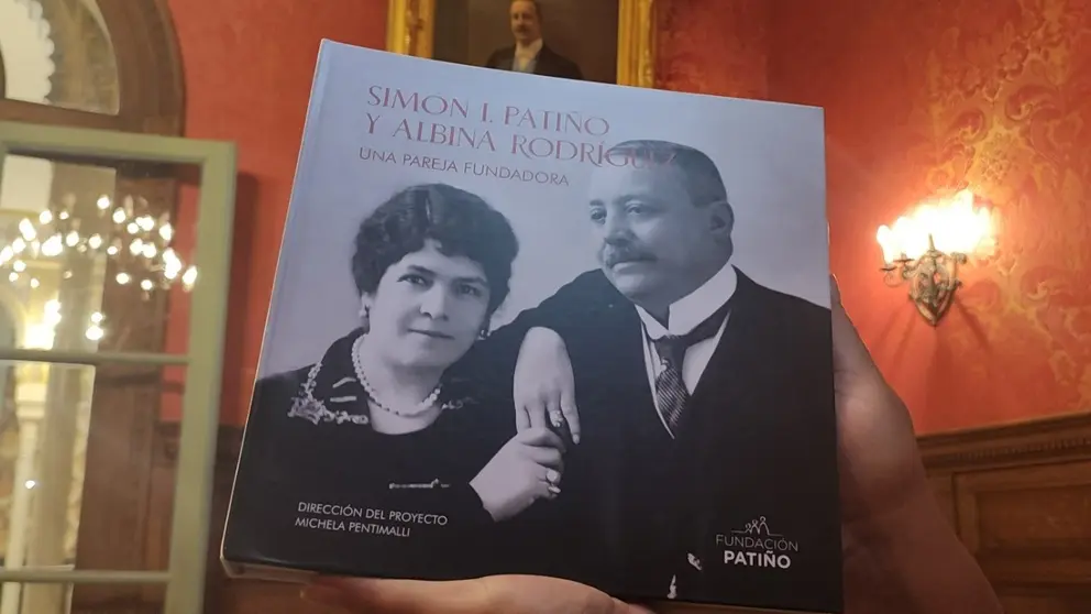 Vista de los libros "Sim&oacute;n I. Pati&ntilde;o y Albina Rodr&iacute;guez. Una pareja fundadora", escrita por 18 autores.      CENTRO SIM&Oacute;N I. PATI&Ntilde;O