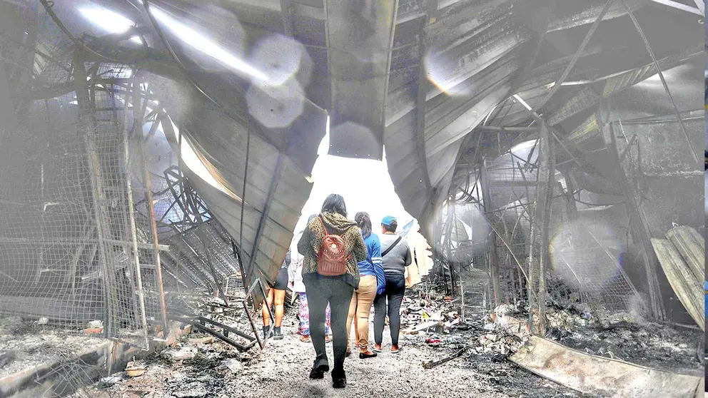Restos de las casetas incendiadas en el mercado. APG
