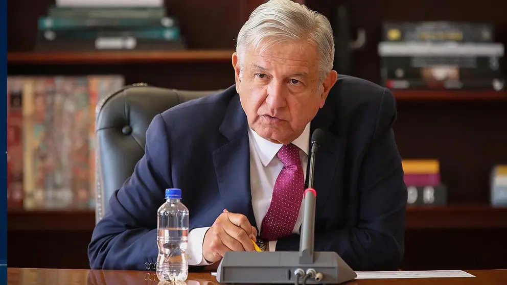 Fotografía cedida hoy, por la presidencia de México, del mandatario mexicano, Andrés Manuel López Obrador, durante una reunión de trabajo en el Palacio Nacional, de la Ciudad de México (México). EFE