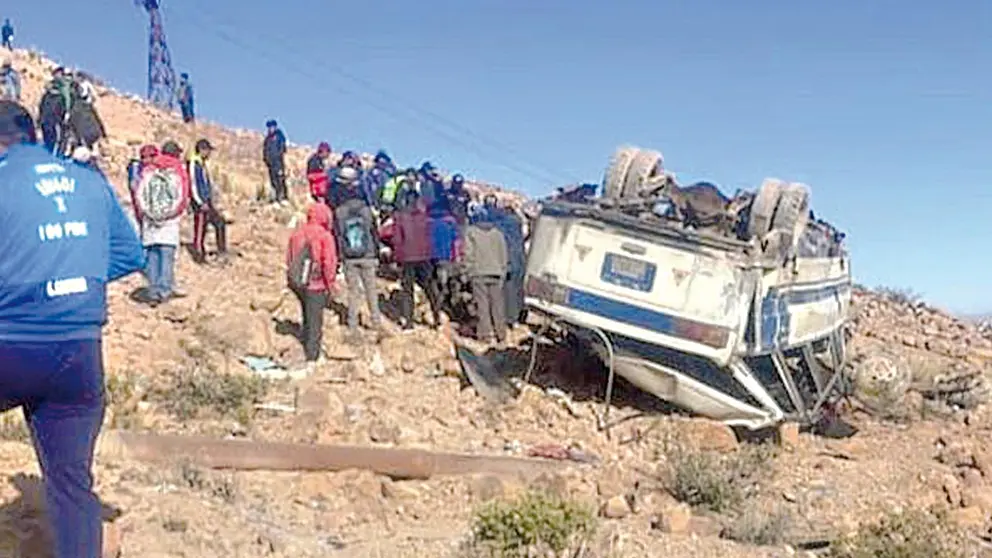 El veh&iacute;culo que se embarranc&oacute; en Cerro Chico, Potos&iacute;. CHARCAS NOTICIAS