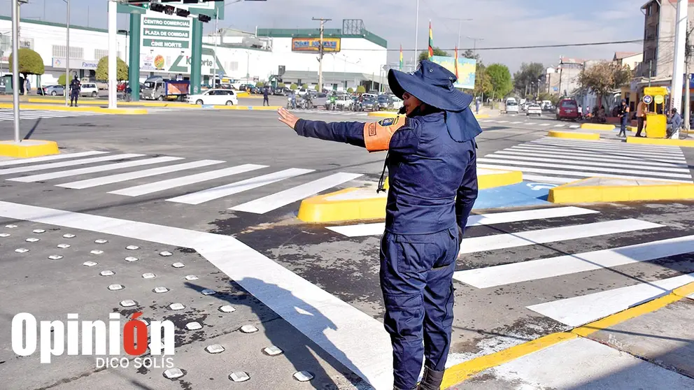 Un guardia municipal dirige el tr&aacute;fico en la Melchor P&eacute;rez y d&acute;Orbigny. DICO SOL&Iacute;S