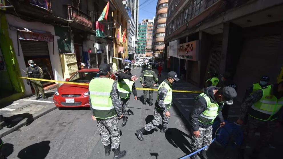 Polic&iacute;as instalan un cerco de seguridad en la calle Yanacocha de la ciudad de La Paz, tras el anuncio de una presunta bomba al interior del Ministerio de Trabajo. APG.