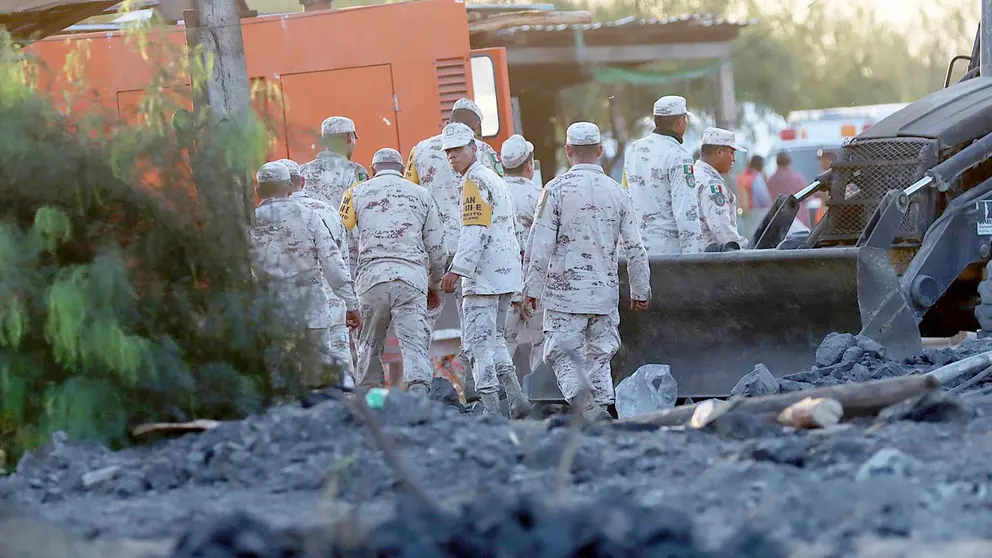 Soldados del Ejercito Mexicano trabajan en el rescate de 10 mineros atrapados en la zona donde se encuentran, en el municipio de Sabinas (México). EFE
