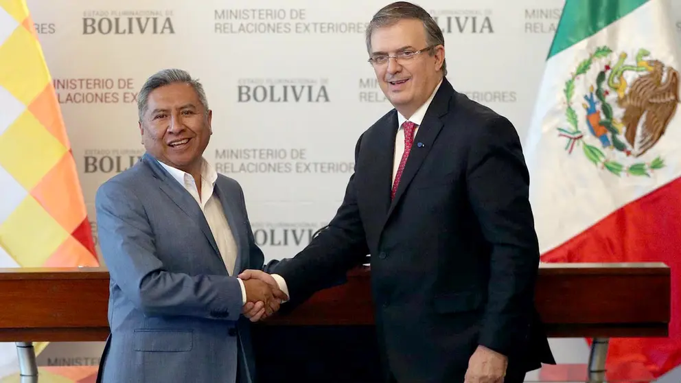 El ministro de Relaciones Exteriores, Rogelio Mayta (i), saluda hoy al secretario de Relaciones Exteriores de México, Marcelo Ebrard, durante una rueda de prensa, en La Paz. EFE