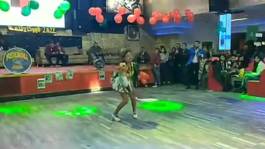 Bailarina de caporal interpreta "Te felicito", de Shakira.