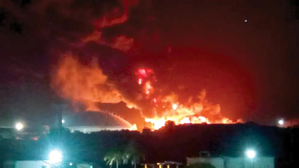 Imagen del incendio en la base de la zona industrial de la provincia de Matanzas, Cuba. GOBIERNO PROVINCIAL DE MATANZAS, CUBA