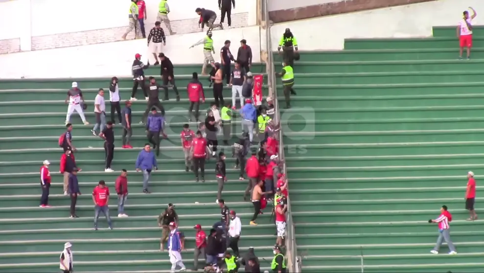 Los enfrentamientos iniciaron en las tribunas del estadio Patria. CAPTURA DE VIDEO