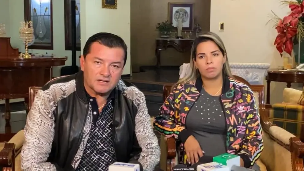El alcalde Jhonny Fern&aacute;ndez, junto a su hija, que est&aacute; embarazada.