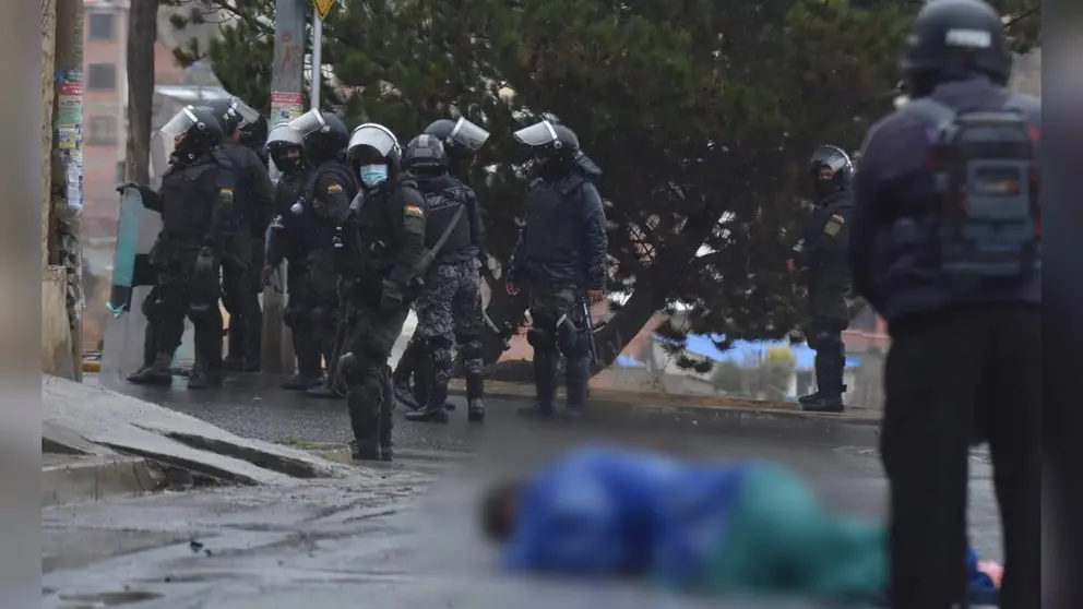 Pl&aacute;cido C., herido y tendido en el suelo, en medio de los conflictos de Adepcoca, en La Paz. APG