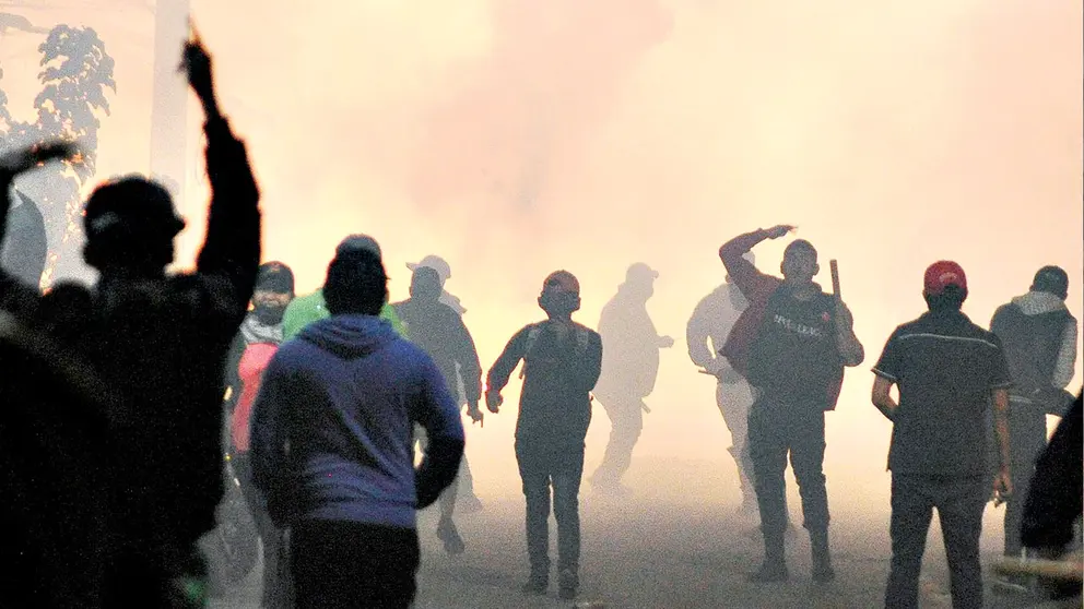 Grupos a favor y en contra de los bloqueos en Plan 3000, en Santa Cruz, con petardos. APG