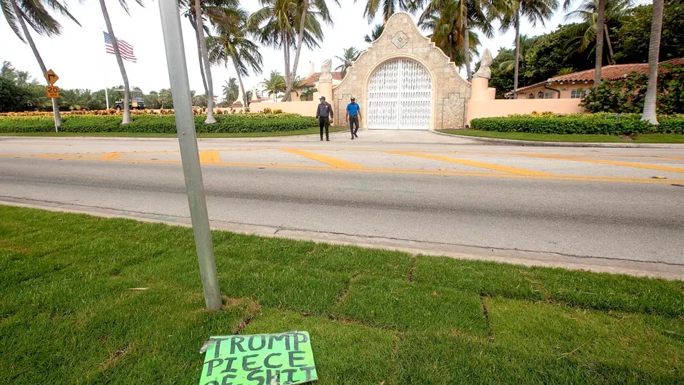 Guardias de seguridad vigilan las afueras de la residencia del expresidente de EEUU, Donald Trump, en Palm Beach (Florida, EEUU). EFE