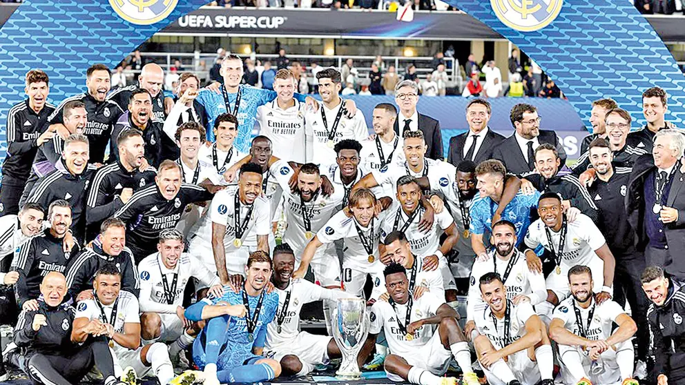 El plantel de Real Madrid celebra el t&iacute;tulo de la Supercopa en Helsinki. OL&Eacute;