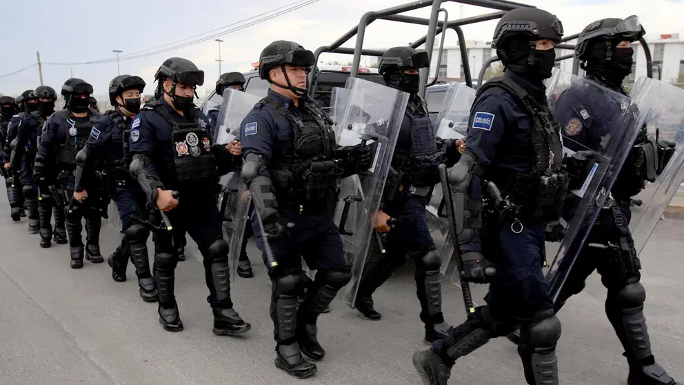 Integrantes de la Policía Municipal a su llagada hoy al Centro de Reinserción Social (Cereso) número 3, en Ciudad Juárez, estado de Chihuahua (México). EFE