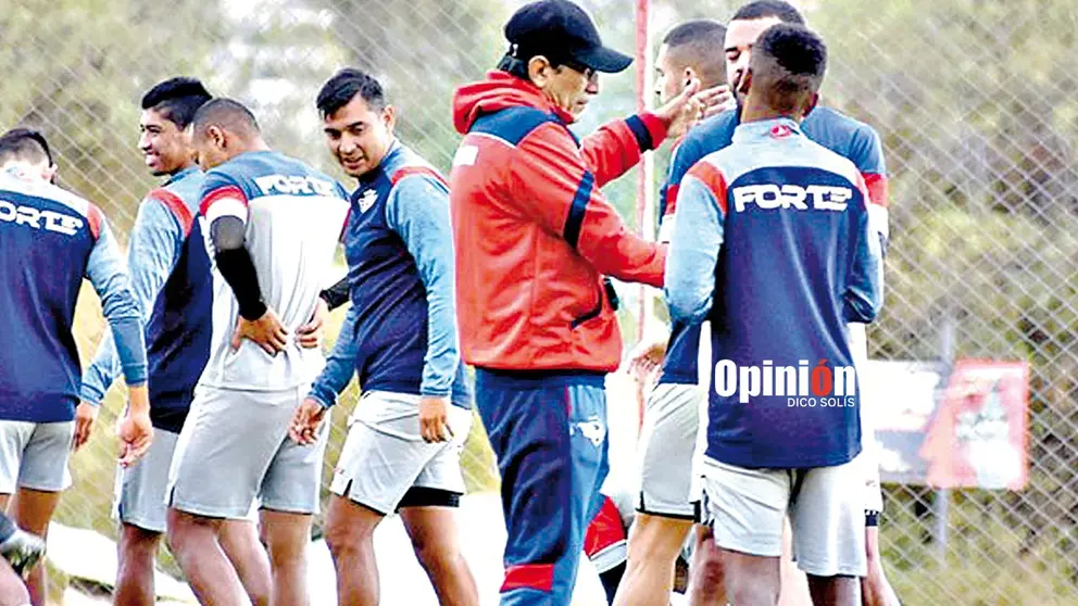 Alberto Illanes dirige un entrenamiento de Wilstermann en el predio de Alalay.   DICO SOLÍS 