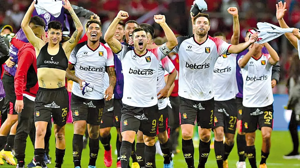 Jugadores de Melgar celebran su histórico pase a las semifinales de la Sudamericana.    EFE