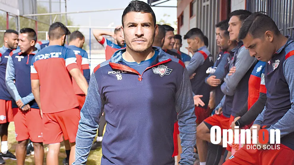 El argentino Cristian Ch&aacute;vez se junta con el equipo antes de una pr&aacute;ctica con Wilster, en una imagen de archivo. DICO SOL&Iacute;S