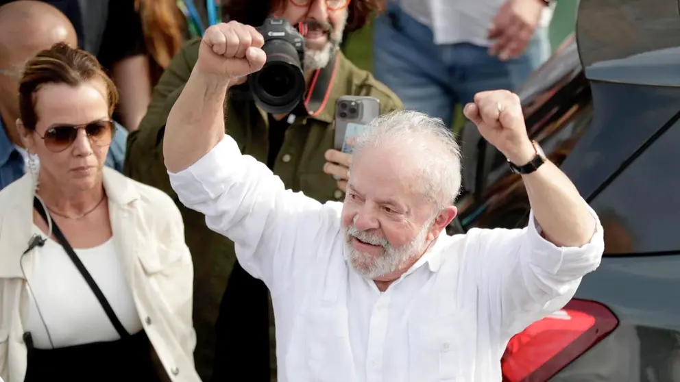 El exmandatario brasileño Luiz Inácio Lula da Silva, candidato para las elecciones presidenciales de octubre, saluda a sus simpatizantes. EFE