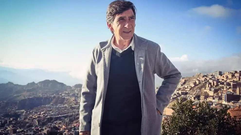 Gustavo Costas se muestra en La Paz, en la jornada de su arribo al pa&iacute;s. FBF