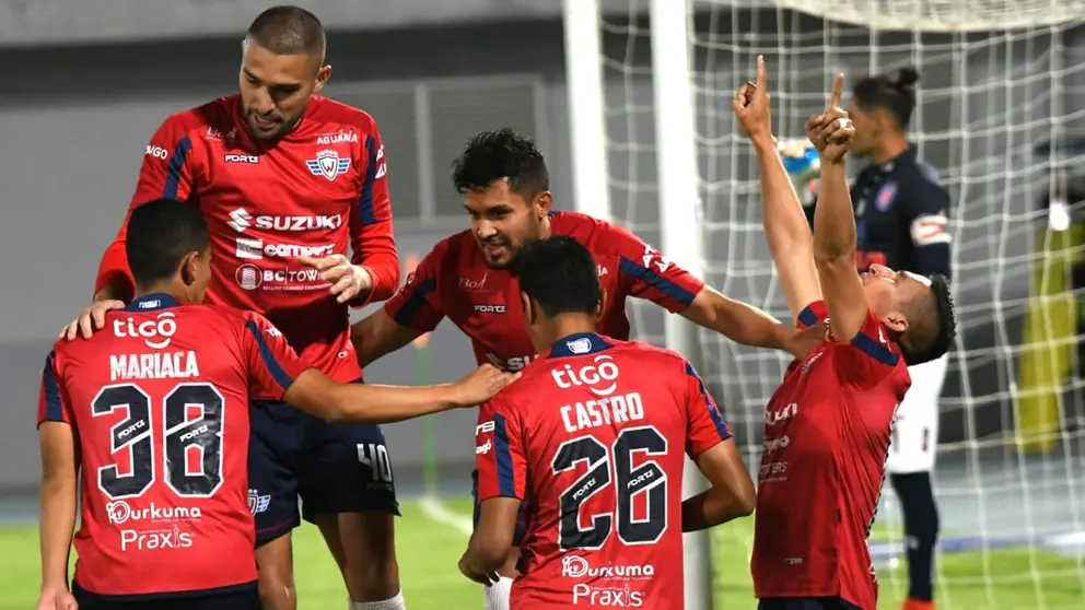 Jugadores de Wilster festejan una de las conquistas en el 5-1 a la U de Sucre. NO&Eacute; PORTUGAL.