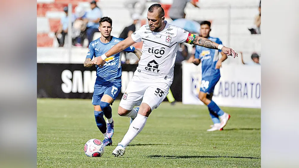 Juan Rivero traslada el bal&oacute;n en un cotejo pasado. NO&Eacute; PORTUGAL