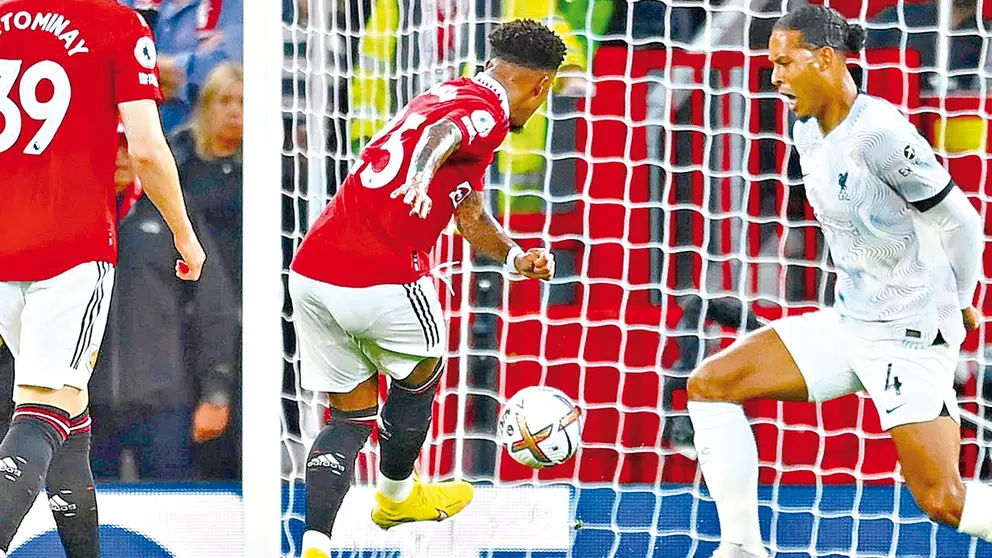 Momento exacto en el que Sancho anota el primer gol del Manchester United frente al Liverpool. INSTAGRAM MANCHESTER UNITED