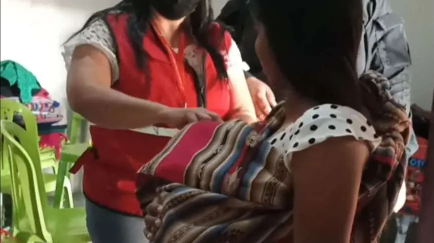 La madre de la ni&ntilde;a de cuatro a&ntilde;os con desnutrici&oacute;n y una enfermedad terminal, durante el operativo en Montero. UNITEL