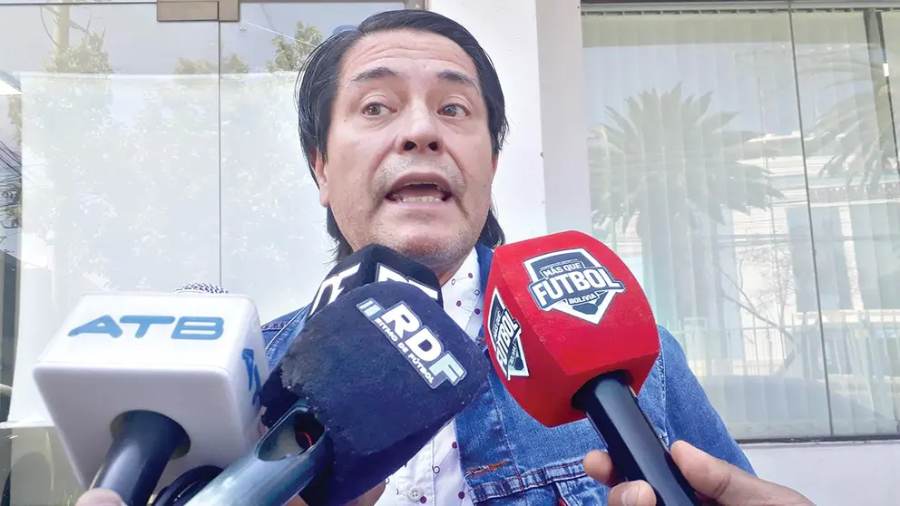 Víctor Hugo Pérez, director jurídico del Rojo, explica los recursos que presentó ante el TSA en Cochabamba. ANDRÉS PACHECO