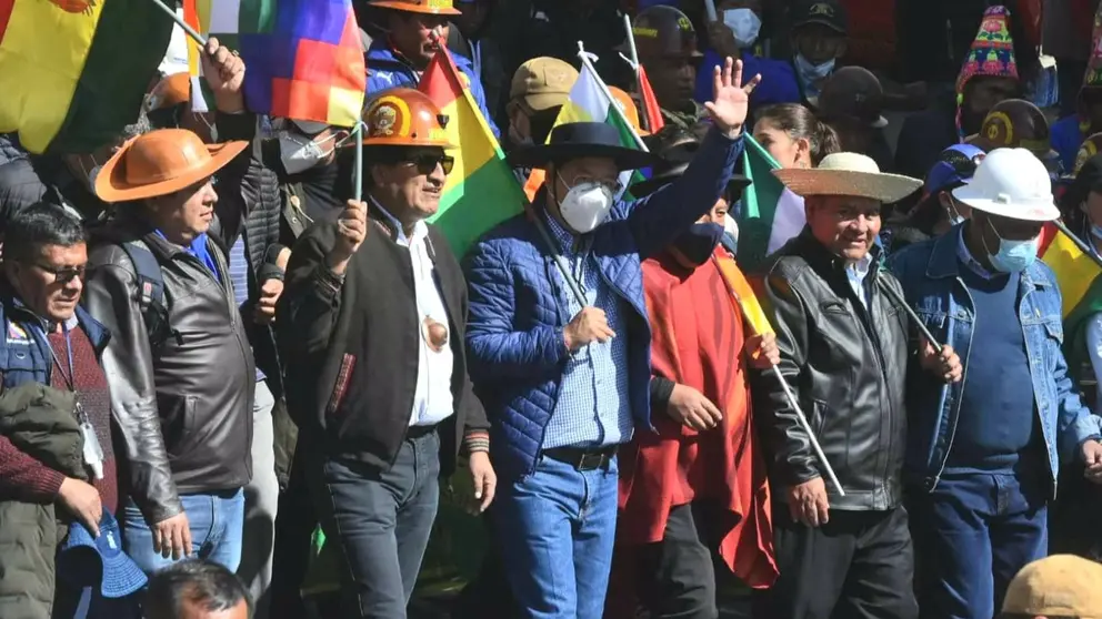 El presidente Luis Arce (c), junto a Evo Morales, en la "Marcha por la Democracia". APG